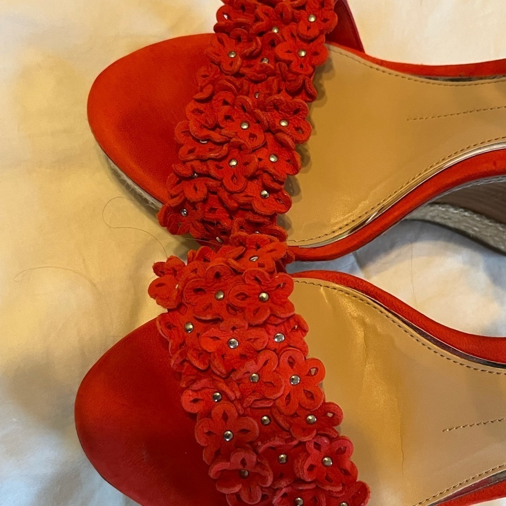 𝅺Perfect condition wood wedge, reddish/orangish. - Picture 4 of 5